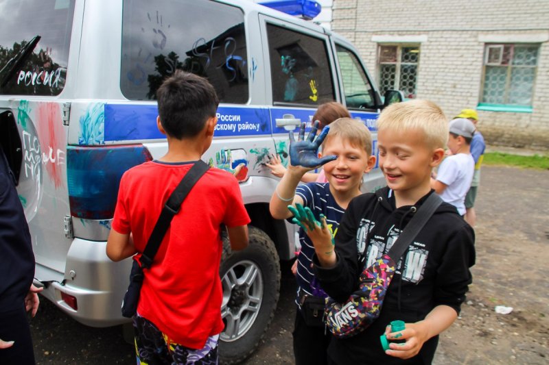 В Николаевском районе ребята украсили яркими красками патрульный автомобиль